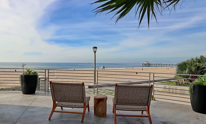 The Strand House | ★Sensational Beachfront Retreat on The Strand★ Bikes, Surfboards, Grill & More!