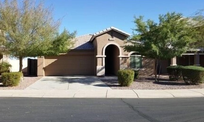 San Tan Valley House | Sensational fully furnished San Tan Valley Home in the Johnson Ranch Community!