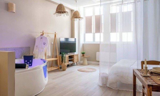 Nemours Apartment | Sensual suite and balneotherapy