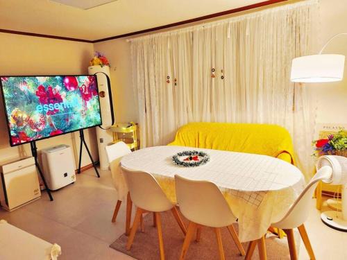 Banghwa-dong Apartment | Seoul, 3 rooms, Gimpo Airport, free parking, 1 PM check-out, super close to the station, 10 people, warm accommodation, 4 beds, Hongdae, Jongno, Myeongdong