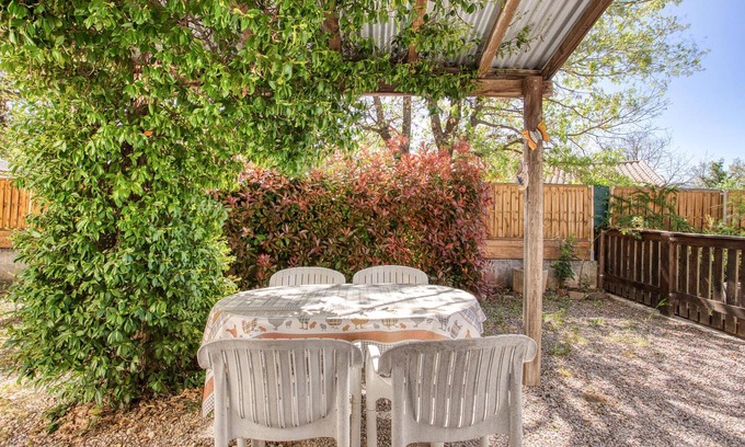 Le Luc Apartment | Separate and comfortably furnished vacation apartment in the owner's house.