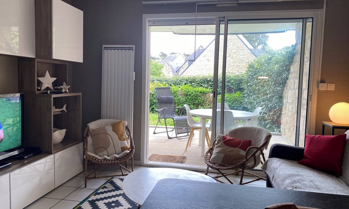 Carnac Apartment | -Sept 23 to 30 CARNAC PLAGE- APPART. T2 ground floor. private residence.WIFI. parking