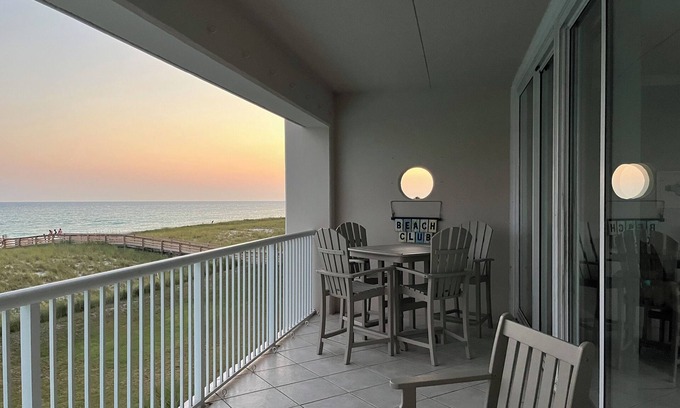 Navarre Beach Condo | September discounted! Dates with beach service included until the end of Oct.
