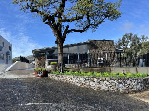 Three Rivers Hotel | Sequoia Village
