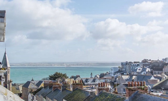 St Ives House | Seren House in the centre of beautiful St Ives with parking for two cars.