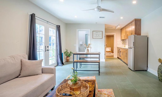 Sherman Oaks House | Serene 1 bed guest house with patio sleeps 6