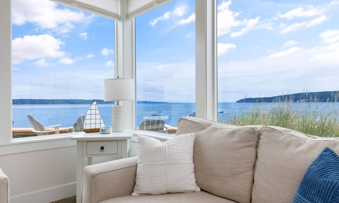 Island County House | Serene 2-bedroom beach retreat with clear waters and sea breeze in Langley