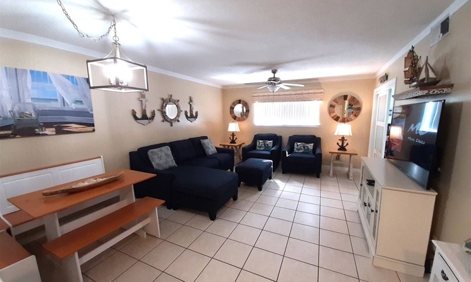 Fort Walton Beach - Destin House | Serene #202 - Cozy & Comfortable 5-minute walk to the BEACH