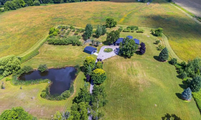 Georgina House | Serene 4BR house w/Hot tub, Lake, Billiards & BBQ