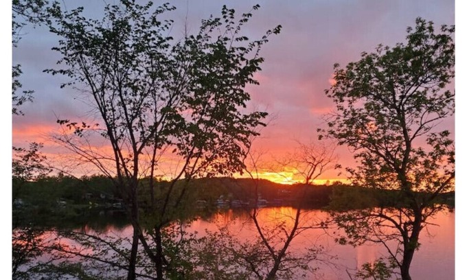Richwood Cabin | Serene 5 Bdrm Lake Home w/ Hot Tub.