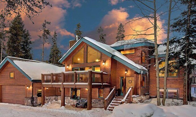 Wellington House | Serene 5 BR: Hot Tub. Mtn Views. 1 Acre. Near Dtwn. Dog Friendly.