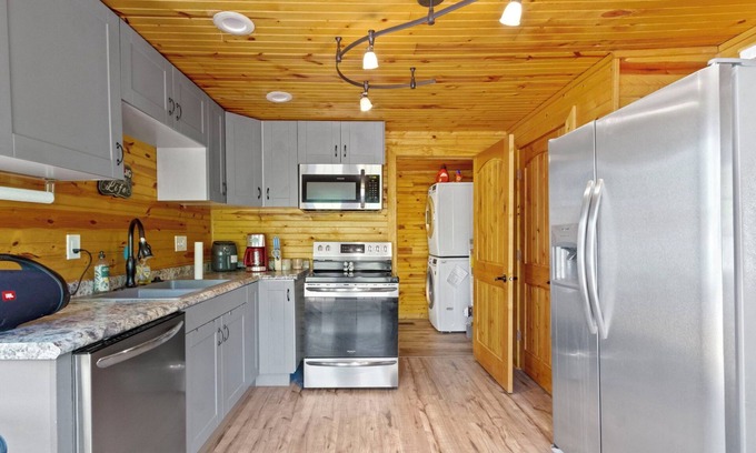 Indianapolis Cabin | Serene Broadripple Cabin on the RIVER, Hot tub! Amazing deck and view