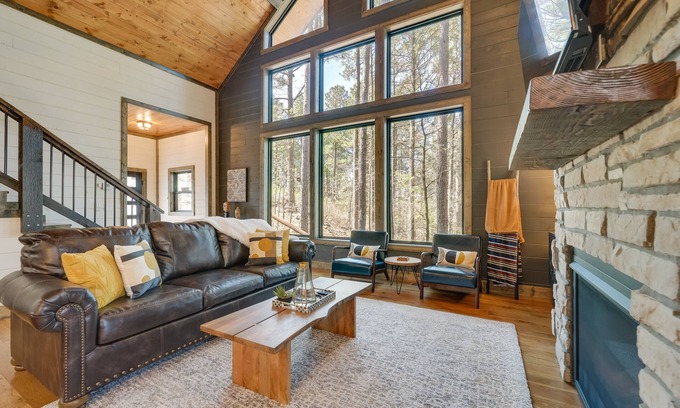 Broken Bow Cabin | Serene Broken Bow Cabin w/Hot Tub & Fire Pit!
