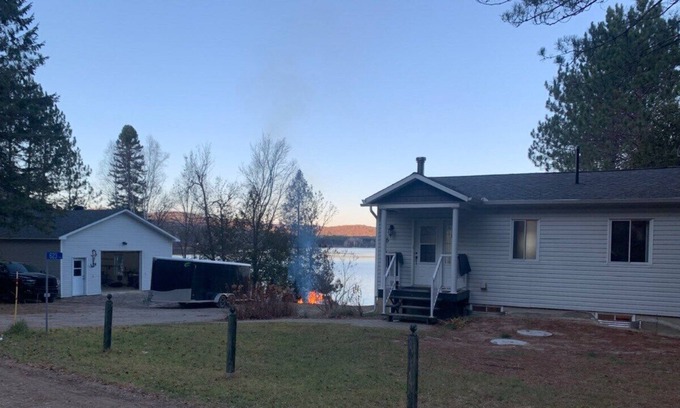Notre-Dame-de-Pontmain Cottage | Serene waterfront 4 bdrm/2 bath cottage with wifi/hot tub/deck/bbq/firepit/dock