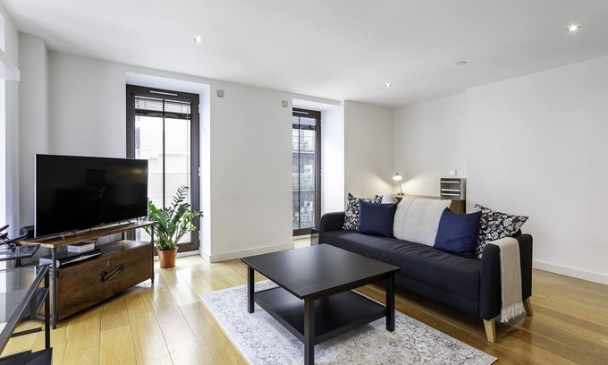 Vincent Square Apartment | Serene Cityscape: 2BR Luxury Westminster Apartment
