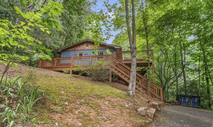 Gatlinburg - Pigeon Forge Cabin | Serene Forest View- Hot Tub- Fenced Yard for Pets