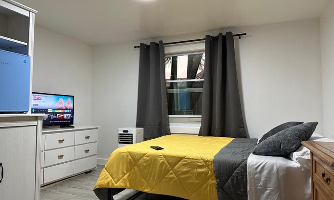 Tamiami House | Serene Full Bed with 50 Inch Smart TV, Netflix, AirPlay, Mini-Fridge, and 500 Mbps WiFi near FIU, Dolphin Mall, Airport
