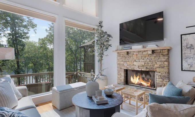 Big Canoe House | Serene Getaway: Your Ideal Retreat with Lakeside Views