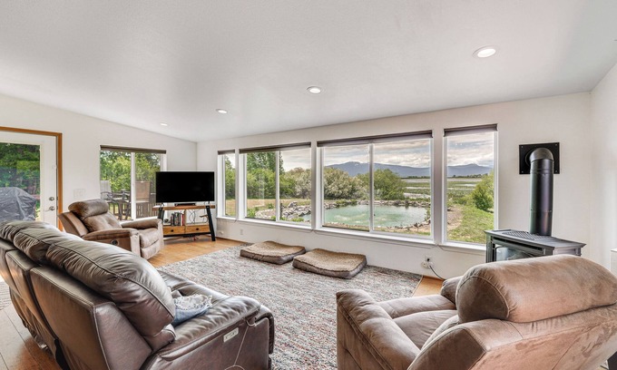 Klamath County House | Serene Home w/On-Site Pond & Decks in Chiloquin!