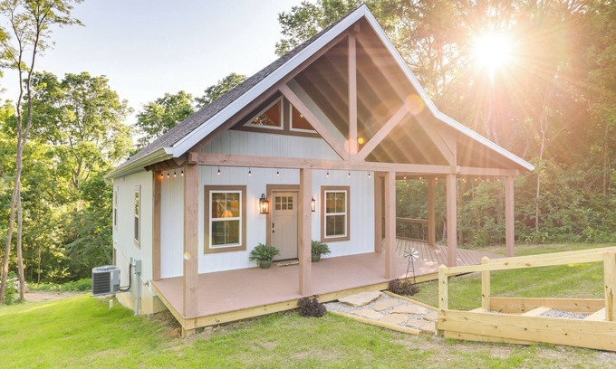 Williamstown Cabin | Serene Kentucky Cabin w/Fireplace + Fire Pit!