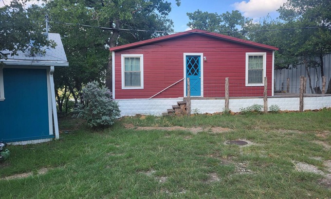 Gordon Cottage | Serene lake front cabin set on bluff overlooking Palo Pinto lake.