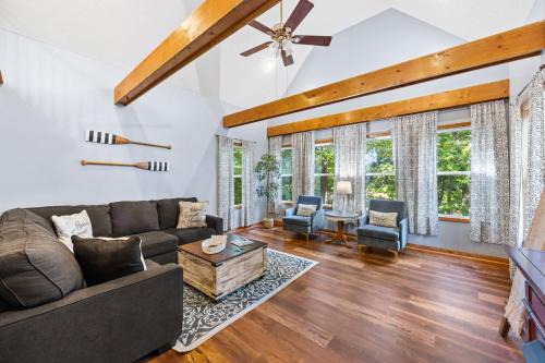 Se Ree House | Serene Lakefront Getaway for the Whole Family