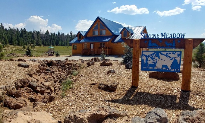 Duck Creek Village Cabin | SERENE MEADOWn3bdrm BEAUTIFUL/RELAXING CABIN RIGHT IN THE MEADOW OF DUCKCREEK.