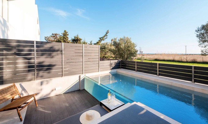 Nea Iraklia Villa | Serene seafront homes