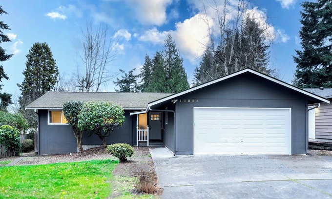 Kingsgate House | Serene Sunlit Retreat Prime Kirkland Totem Lake Remodeled + EV charging Outlet