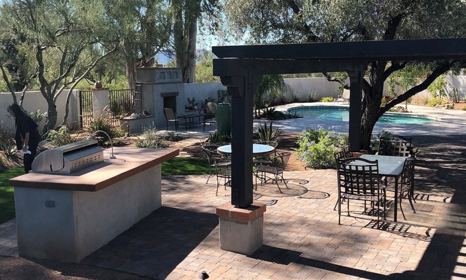 Oracle Heights Estates House | Serene, tree-shaded, mid-century retreat with beautiful views of the Catalinas