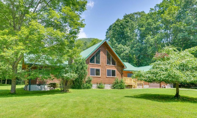 Dailey House | Serene Valley Bend Cabin Rental 7 Private Acres!