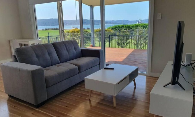 Saratoga House | Serene Waterfront GuestHouse- Views & Vibes