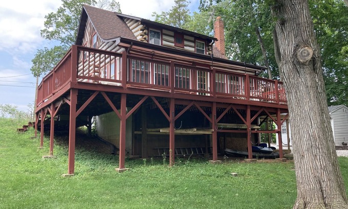 New Oxford Cottage | Serene waterfront Log cabin home close to Gettysburg Kayak, fishing and deck
