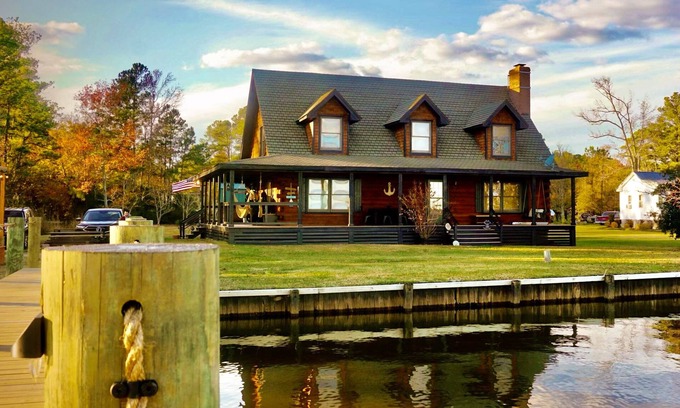 Currituck Cabin | Serene waterfront retreat w/private dock & kayaks