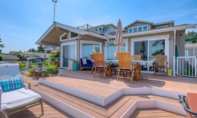 Blaine House | Serene Waterfront Retreat