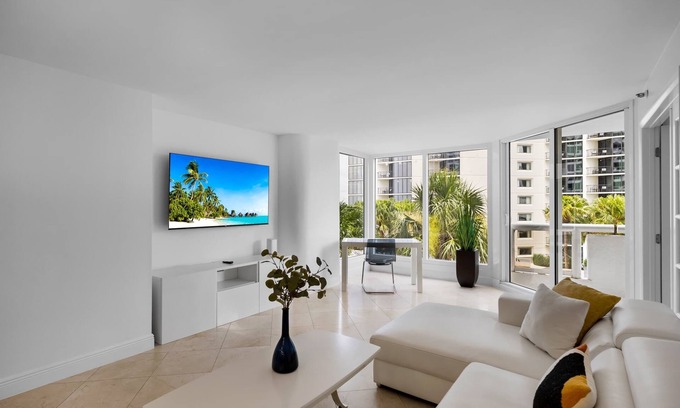 Downtown Miami Apartment | Serenity and Comfort With Ocean View
