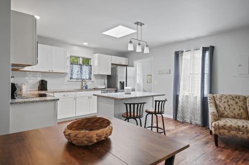 Deep Hole House | Serenity at Deep Hole Hideaway - Pet friendly!