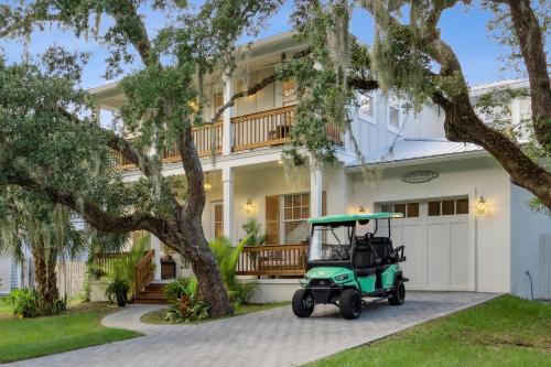 Vilano Beach House | Serenity at Surfside by AvantStay Pool, Porches, Fire Pit & Arcade Near Vilano Beach