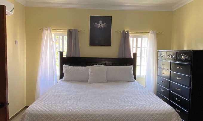 Runaway Bay Apartment | Serenity Escape