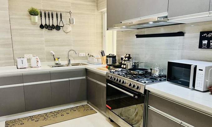 Sakumono Apartment | Serenity Haven - 2-Bed Home away from Home Apmt