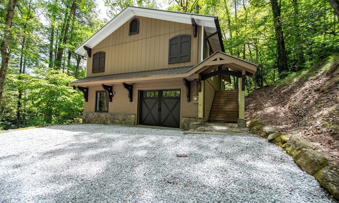 Highlands House | SERENITY IN THE MOUNTAINS ! HIGHLANDS IN TOWN VERY CLOSE TO MAIN STREET!