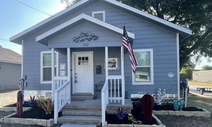 McKinney Cottage | Serenity Now-Downtown McKinney showplace