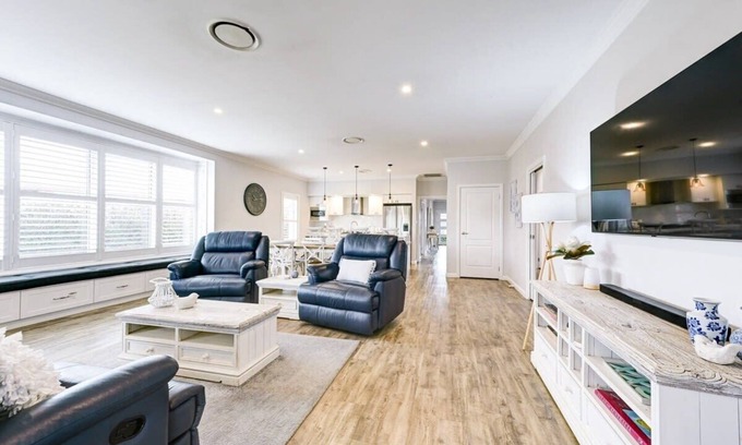Dubbo House | Serenity on Severn - Exquisite Family Home, 3 TVs