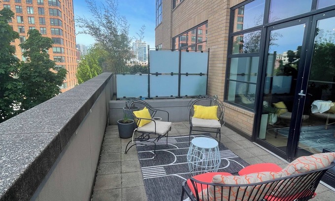 Pearl District Condo | Serenity Pearl: West-Facing private terrace, garden, Roomba, Roku TV, parking