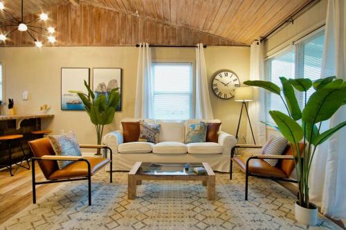 Surfside Beach House | Serenity Sol ※ Surfside Charmer Near Beach & Jetty