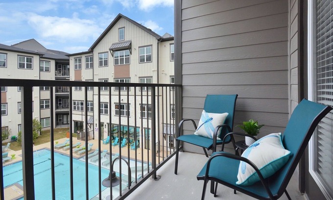 Montopolis Apartment | Serenity with Pool View's