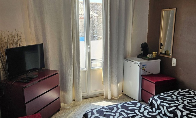 Lezignan-Corbieres Bed & Breakfast | Serge Le Belge room 2 single bed with balcony