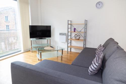 Liverpool City Centre Apartment | Serviced Apartment In Liverpool City Centre - Free Parking - Balcony - by Happy Days