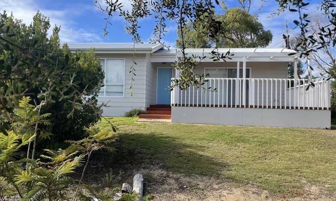 Waterhouse House | Set back from the road in a bush surrounding Narrabri is perfect for.