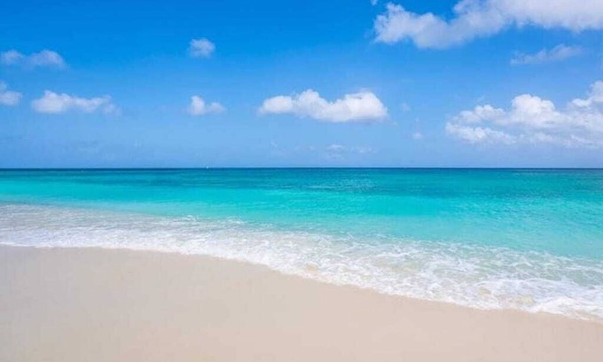 Seven Mile Beach Condo | Seven Mile Beach, Cayman Grand 32, 2 bd/2bth condo w/pool at Island Pine Villas